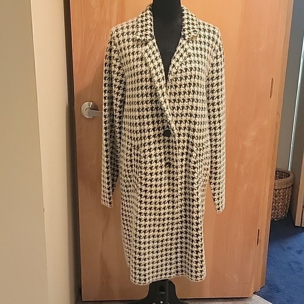 Max Studio long houndstooth fuzzy coat sweater sz L